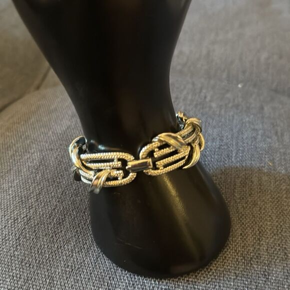 Vintage Signed 60’s Lisner Silver-tone Bracelet with Ribbon & Leaves. - Picture 4 of 10